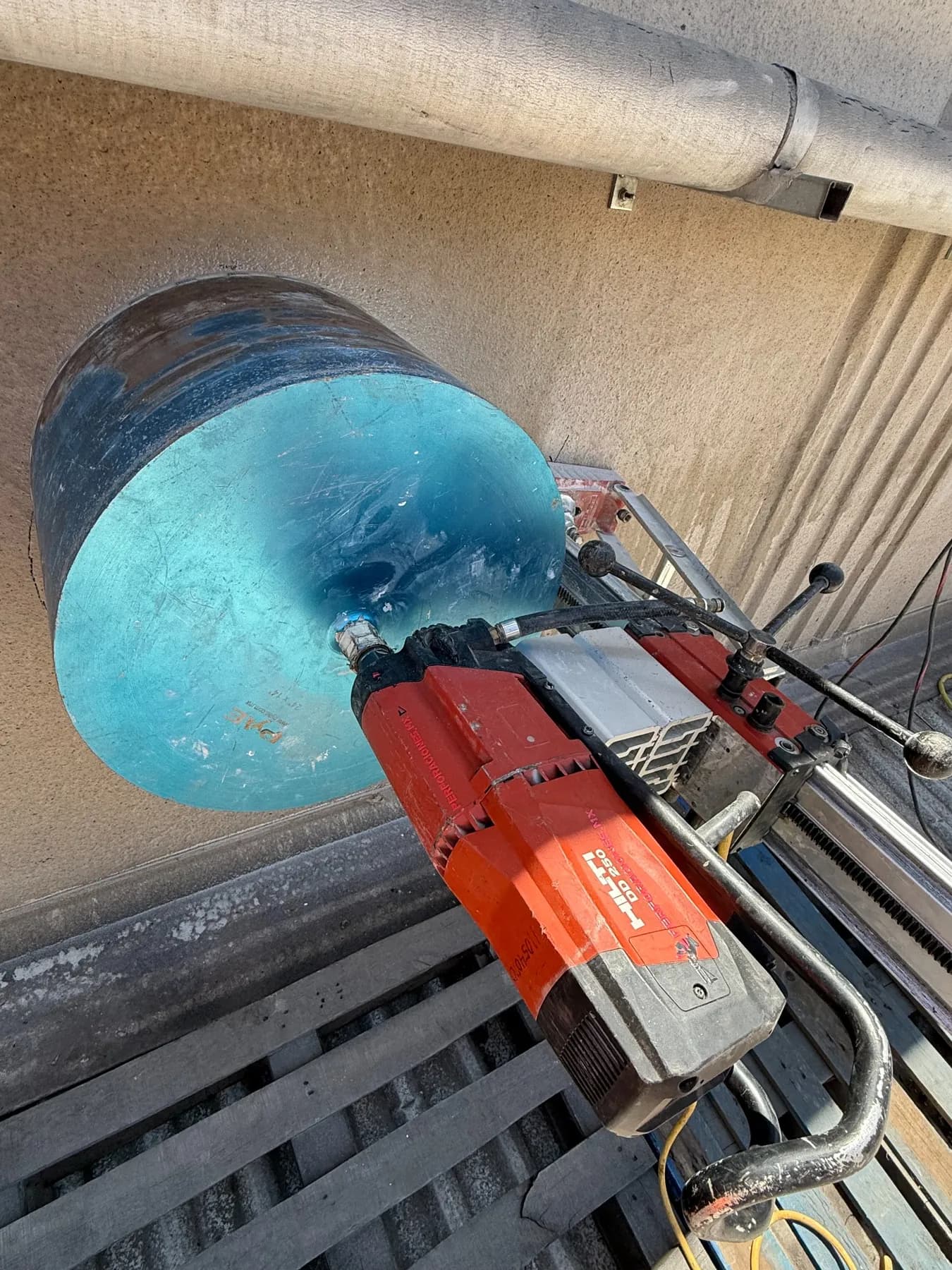 Equipo de perforación con corona diamantada trabajando sobre un elemento de concreto