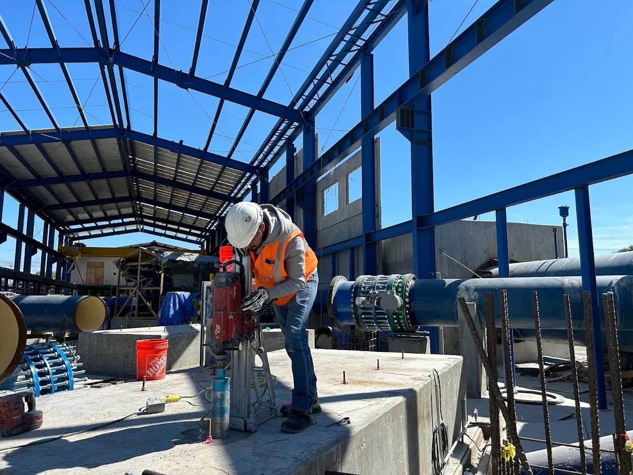 Técnico realizando una perforación con equipo de corona diamantada en una instalación industrial